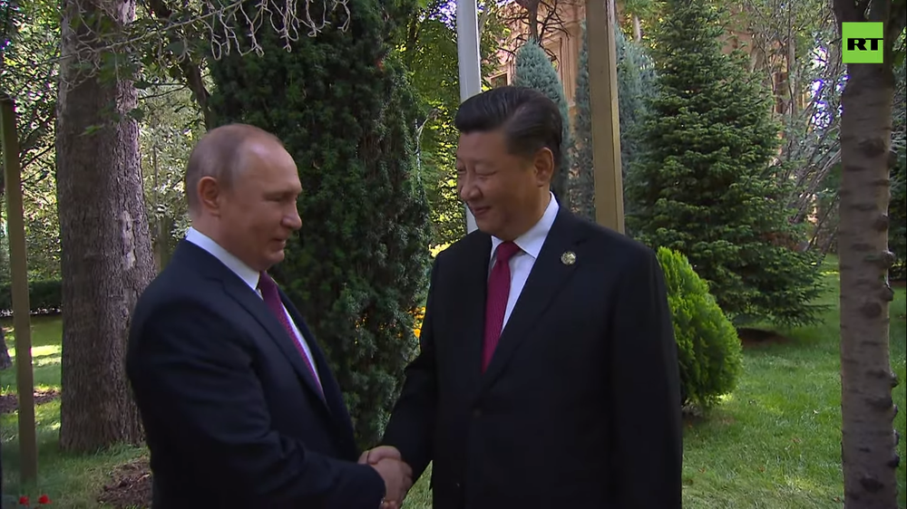 Theo RT, Tổng thống Putin đã chúc mừng sinh nhật lần thứ 66 của  Chủ tịch Tập Cận Bình trong khi cả hai nhà lãnh đạo ở Dushanbe, thủ đô của Tajikistan để dự khai mạc Hội nghị thượng đỉnh lần thứ 5 Hội nghị về Phối hợp hành động và Các biện pháp xây dựng lòng tin ở châu Á (CICA). Ảnh: RT.