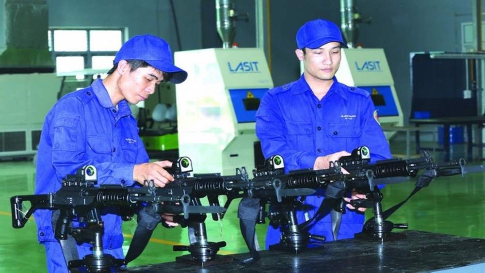 Galil ACE hiện là mẫu súng trường tấn công tiên tiến nhất Quân đội ta hiện nay, tuy nhiên trong quá trình chuyển giao công nghệ chế tạo loại vũ khí này các đối tác nước ngoài lại từ chối hỗ trợ cho chúng ta công nghệ sản xuất các loại kính ngắm đi kèm Galil ACE. Mà nhiều khả năng ở đây là mẫu kính ngắm quang học ngày/đêm Mepro 21 của hãng Meprolight. Nguồn ảnh: QĐND.