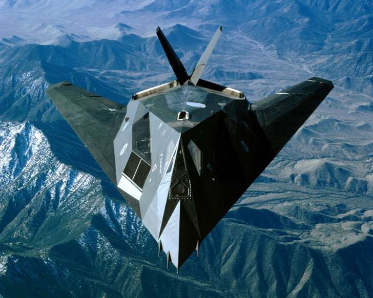 F-117 Nighthawk: Từng được coi là một biểu tượng sức mạnh của Mỹ, "chim ưng đêm" F-117 Nighthawk là máy bay đi vào hoạt động đầu tiên của Mỹ được thiết kế theo công nghệ tàng hình. Chiến đấu cơ với tốc độ đạt 0,92 Mach này đã thực hiện thành công nhiệm vụ trong một số chiến dịch của cuộc Chiến tranh vùng Vịnh năm 1991.