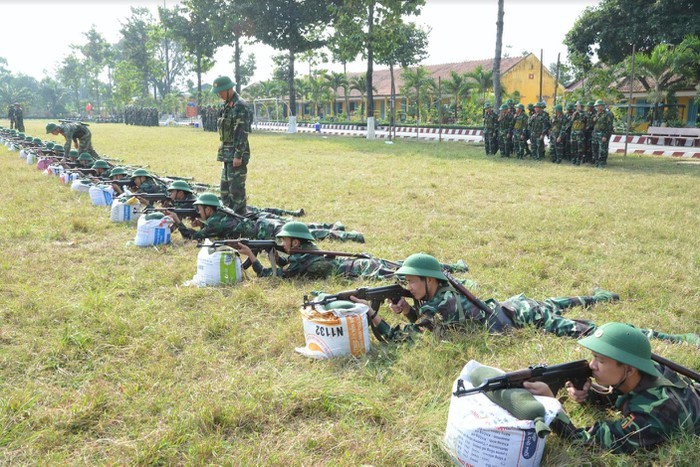 Quân đoàn 4 luôn coi trọng rèn luyện bản lĩnh, kỹ năng chiến đấu, huấn luyện sát thực tế chiến đấu, sát địa bàn tác chiến, phù hợp với vũ khí, trang bị được biên chế, cơ động nhanh, linh hoạt trong mọi điều kiện hoàn cảnh… Ảnh: Chiến sĩ mới Tiểu đoàn Thông tin 26, Bộ tham mưu,  Quân đoàn 4 huấn luyện kỹ thuật chiến đấu bộ binh.