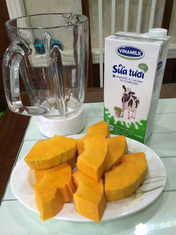 Nguyên liệu làm  sữa bí ngô bao gồm 500g bí đỏ, 500ml sữa tươi.