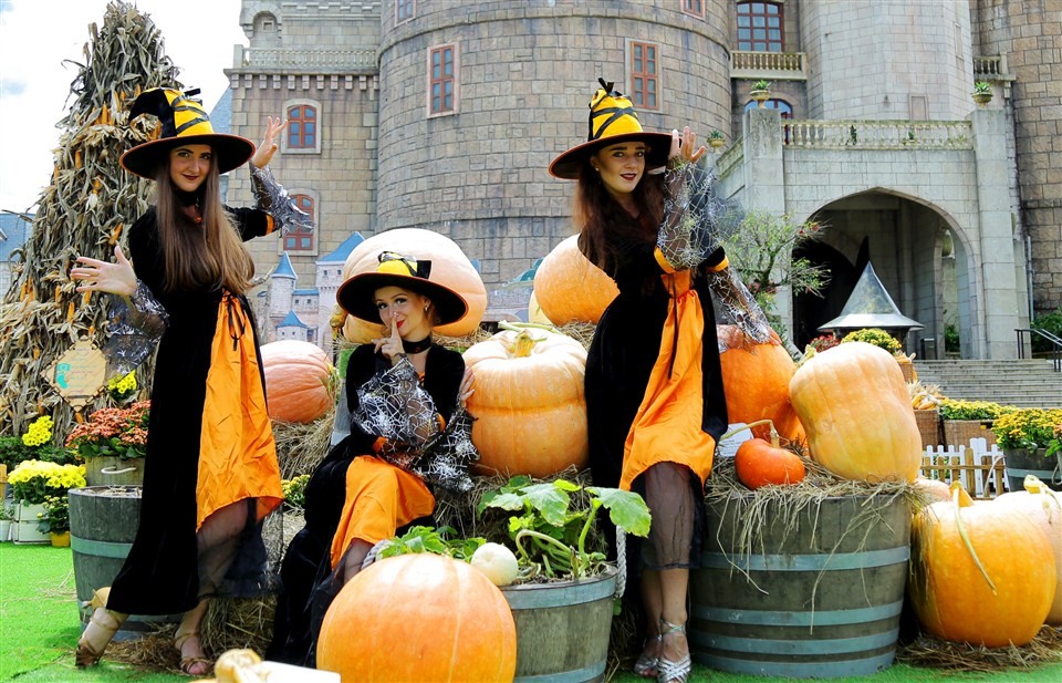 Hơn 10 tấn bí, ngô, táo trang trí Halloween Sun World Ba Na Hills