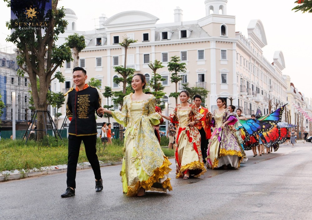 Sun Dance Festival khởi đầu bằng màn diễu hành của các nghệ sĩ dọc theo dãy phố Shophouse Europe thuộc quần thể Sun Plaza Grand World trên đường Hạ Long.   