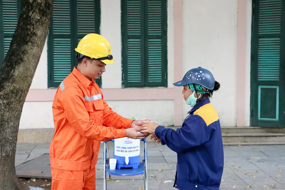 Bình nước miễn phí - mát lòng ngày hè