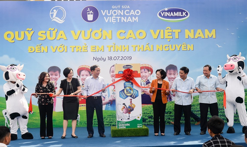 Quỹ sữa vươn cao Việt Nam và Vinamilk chung tay vì trẻ em Thái Nguyên 