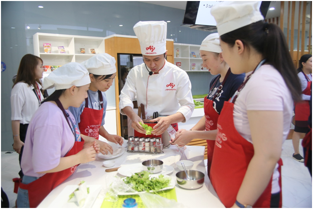 115 nhà lãnh đạo trẻ châu Á trải nghiệm ẩm thực Việt tại Ajinomoto Cooking Studio