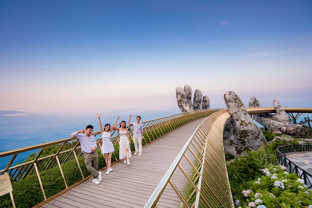 Hàng ngàn du khách đến vui chơi tại Công viên Châu Á và Bà Nà Hills tại Đà Nẵng