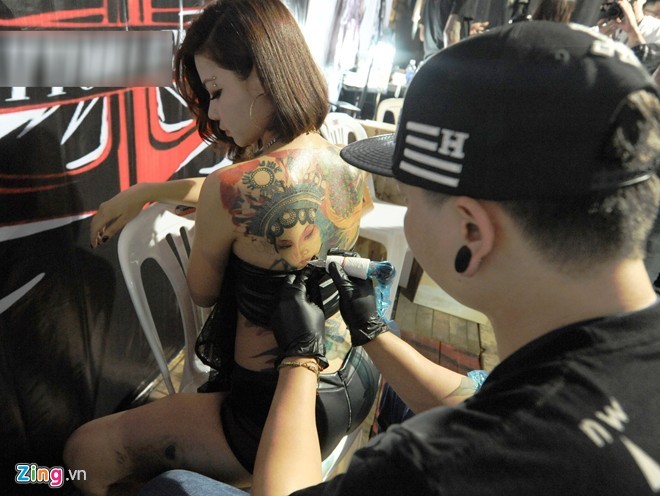 Xuất hiện trong lễ hội xăm lớn nhất cả nước - Vietnam Tattoo Convention năm 2014, cặp vợ chồng thợ xăm đến từ Hải Phòng, Julie Hải Yến và Tuấn Tây thu hút sự chú ý của đông đảo bạn trẻ. Tại đây, Tuấn Tây đã trình diễn lại quá trình xăm kín lưng cho vợ.