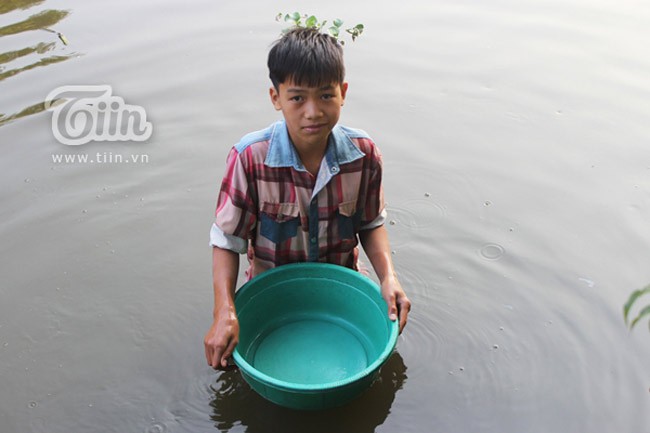  Người dân xã Bình Xuyên (Bình Giang, Hải Dương) không ai xa lạ với hình ảnh cậu bé Nguyễn Văn Hà (15 tuổi, HS lớp 9, trường THCS Bình Xuyên) ôm cái chậu lớn đi khắp các con mương, bờ sông quanh xã để mò trai, mò ốc. Mẹ đổ bệnh hơn 2 năm nay, cũng là chừng ấy thời gian Hà thay mẹ kiếm miếng ăn cho cả nhà, và tiết kiệm tiền  chạy thận cho mẹ.