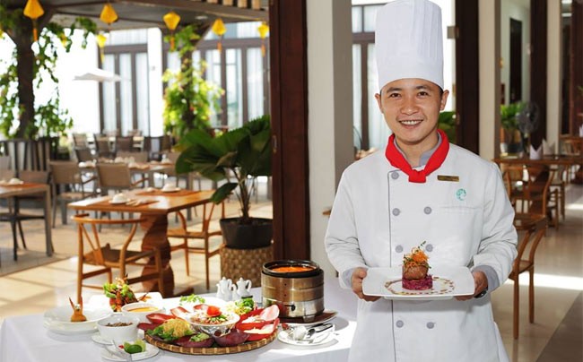 Từng chiến thắng ở chủ đề "Đấng sinh thành" trong chương trình "Đầu bếp đỉnh - Top chef Vietnam" trên kênh HTV7, đầu bếp trẻ Cẩm Thiên Long (28 tuổi, Nha Trang, Tổng bếp trưởng Merperle Hotel &amp; Resort Nha Trang) được nhiều bạn trẻ yêu thích.  Ảnh: Cẩm Thiên Long và món Lẩu thả giúp anh giành HCV Kỷ lục các món nước Việt Nam 2013.