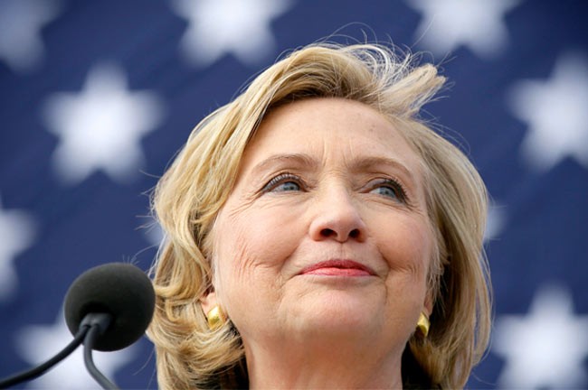 Hillary Clinton, phu nhân cựu thổng thống Mỹ Bill Clinton, cựu Ngoại trưởng Mỹ, ứng cử viên tổng thống Mỹ, là một người phụ nữ mạnh mẽ. Điều đó thể hiện qua việc bà không quá chăm chút ngoại hình dù vẫn luôn xuất hiện thanh lịch, sang trọng trước công chúng.