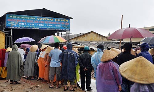 Kho đông lạnh bốc cháy trong chợ, hàng trăm người hoảng loạn