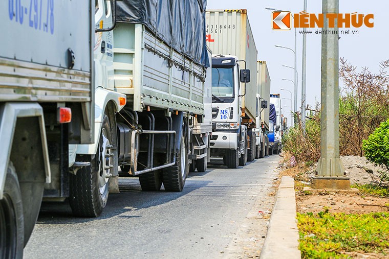 Trưa 4/3, hàng ngàn phương tiện có trọng tải lớn như Container, xe tải, xe đầu kéo phải xếp hàng dài trên các tuyến đường dẫn cảng Cát Lái như Đồng Văn Cống, Vành Đai Đông,... vì  tắc đường cảng Cát Lái.