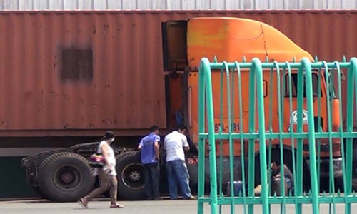 Lùi xe thiếu quan sát, tài xế container cán chết bảo vệ công ty