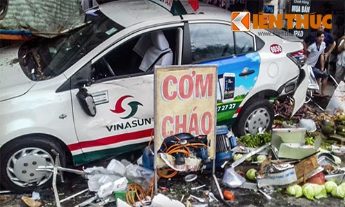 Taxi Vinasun gây tai nạn liên hoàn, 5 người nguy kịch