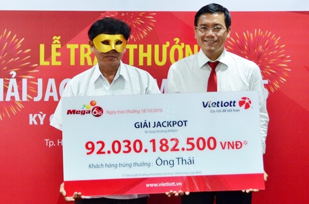 Đeo mặt nạ nhận thưởng trúng 92 tỷ xổ số Vietlott