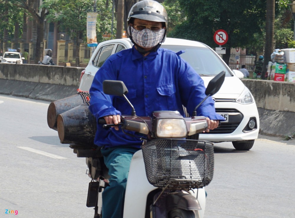 Những ngày vừa qua, nhiệt độ tăng cao cộng với gió Tây Nam hoạt động mạnh, người dân thành phố Vinh (Nghệ An) có thể cảm nhận  nắng nóng gay gắt ngay từ đầu buổi sáng. Càng về trưa, nhiệt độ tăng dần, cộng với hơi nóng phả ra từ mặt đường khiến không khí như trên "chảo lửa".