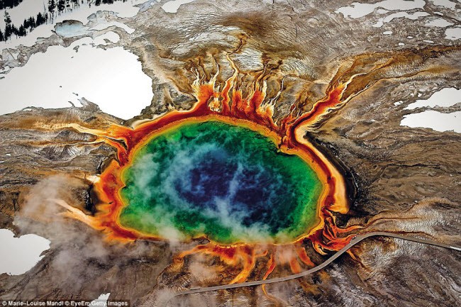 Suối nước nóng Grand Prismatic trong vườn quốc gia Yellowstone ở Mỹ có đường kính 110m và sâu 40m. Tại trung tâm của  kỳ quan thiên nhiên, nhiệt độ nóng tới mức sự sống không thể tồn tại. Nhưng khi nước lạnh, những vi sinh vật cảm quang bắt đầu sản sinh mạnh và tạo ra nhiều màu sắc.