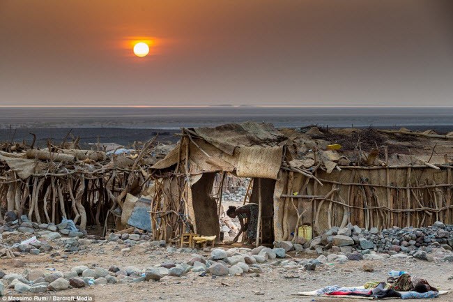 1) Vùng lõm Danakil, Ethiopia Vùng lõm Danakil nằm ở sa mạc Danakil, Ethiopia được xem là  nơi nóng hàng đầu thế giới. Nhiều người ví nó với “Cỏng địa ngục” do nơi đây dẫn vào khu vực nhiều núi lửa hoạt động.