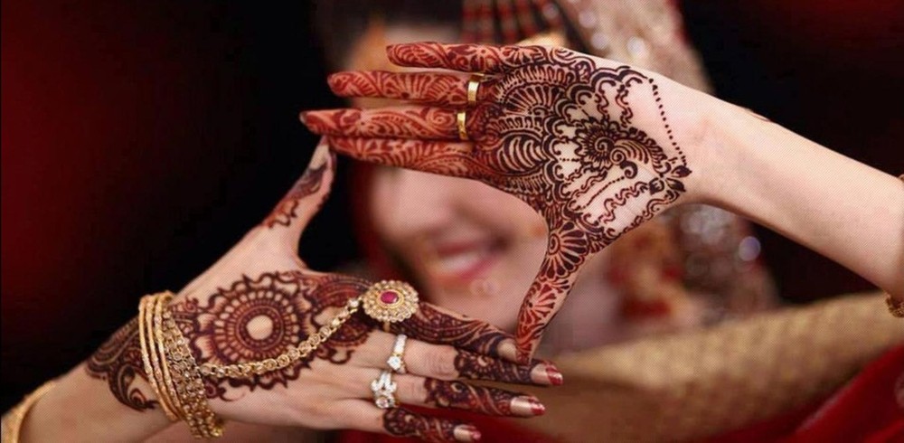 Mehndin hay “Mehendi” là một hình thức  nghệ thuật làm đẹp cơ thể cổ xưa, phổ biến ở Trung Đông, châu Phi và một số quốc gia Nam Á. Tại Ấn Độ, Mehndi là một nghi thức truyền thống, trở thành một phần không thể tách rời của lễ cưới. Ảnh: Indianbeauty.tips.