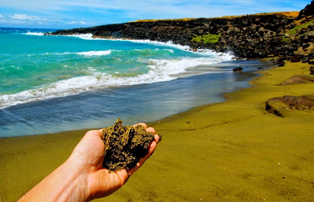 Bãi cát màu xanh rêu Papakolea:  Bãi biển Papakolea nằm trên đảo Hawaii, Mỹ, là một nơi khiến bạn thay đổi suy nghĩ quen thuộc về hình ảnh “biển xanh, cát trắng, nắng vàng”. Biển ở đây vẫn xanh, nắng vẫn vàng nhưng cát thì có màu xanh rêu. Màu sắc đặc biệt của cát có nguồn gốc từ olivin, một khoáng chất silicat chứa sắt và magiê. Khoáng chất này rất thường thấy trên các hòn đảo ở Hawaii. Ảnh: Geologyin.