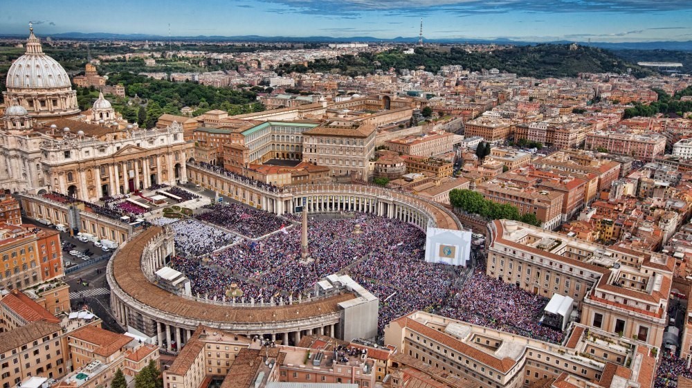 Với diện tích chưa đến 0,5 km2, Vatican là  quốc gia có diện tích nhỏ nhất trong các nước có chủ quyền trên thế giới. Vị trí địa lý nằm gọn trong lòng thành phố Rome (Italy) cũng khiến Vatican không thể xây dựng sân bay. Ảnh: Getty.