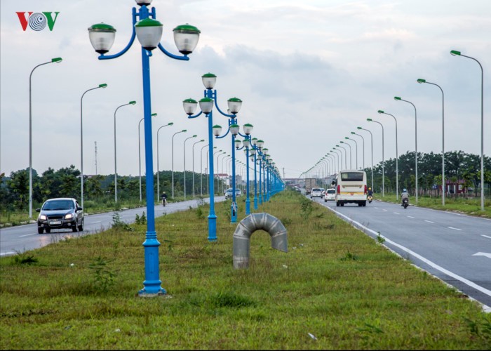 Tuyến đường  trục đô thị Mê Linh dài khoảng 15 km, có tổng mức đầu tư trên 2.300 tỷ đồng, được thông xe giữa năm 2016.