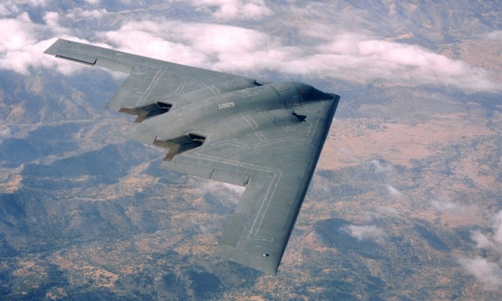 B-2 Spirit là  oanh tạc cơ tàng hình chiến lược tầm xa của Mỹ có khả năng vượt qua lưới phòng thủ dày đặc của đối phương để ném bom tiêu diệt mục tiêu. Ảnh: Không quân Mỹ