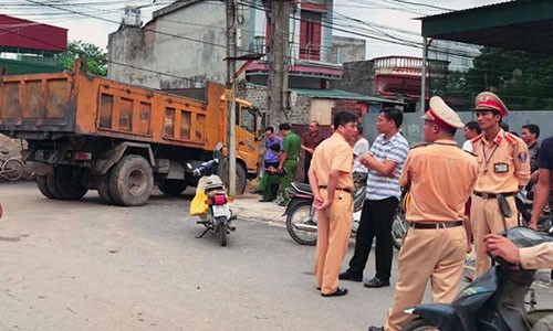 Hải Dương: Cháu bé 18 tháng tuổi bị xe tải cán chết thương tâm