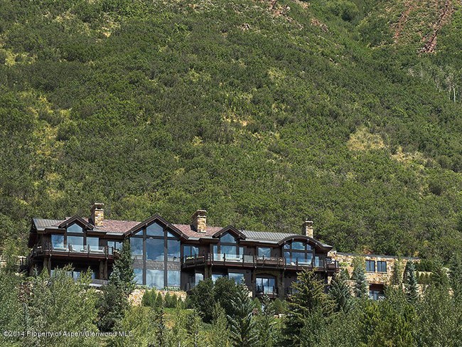 Summit House là một căn biệt thự tọa lạc trong khu vực Aspen, nơi được mệnh danh là “Rocky Mountain – sân chơi của giới siêu giàu và nổi tiếng”. Nơi đây được biết tới với những khu nghỉ dưỡng và trượt tuyết siêu đắt đỏ, đồng thời là điểm đến yêu thích của “hội nhà giàu”.