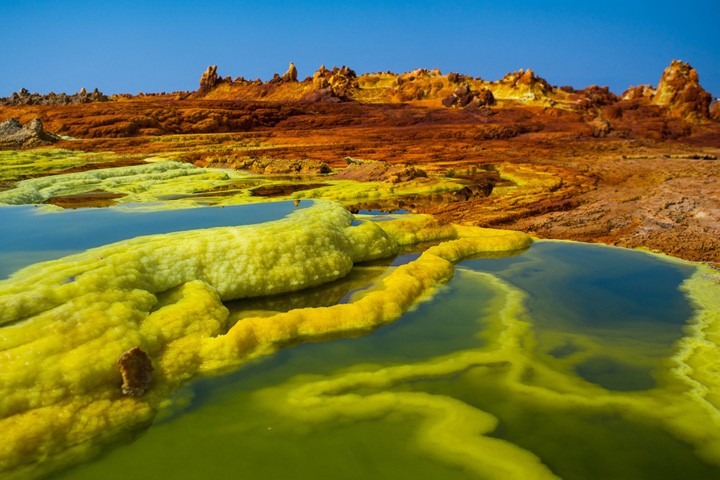 Cảnh tượng đầy màu sắc ở thị trấn hoang Dallol thuộc vùng Trũng Danakil, một trong những nơi nóng nhất thế giới. Ảnh: Corbis.