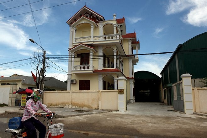 Vào làng Mẹo cứ ngỡ lạc vào một khu công nghiệp hiện đại, giàu có. Ngay từ đầu làng, hàng chục nhà máy, doanh nghiệp san sát nhau như một khu công nghiệp hiện đại.(Ảnh: Báo Dân Việt)