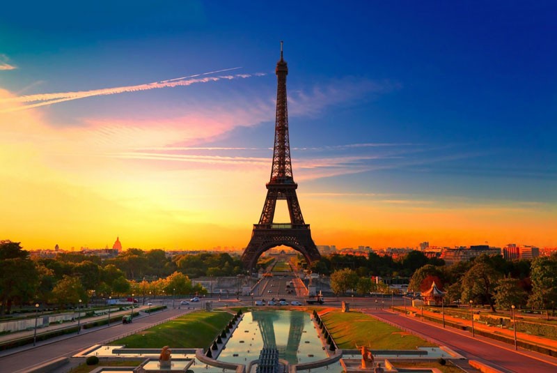 1. Tháp Eiffel. Công trình kiến trúc bằng thép nằm trên công viên Champ-de-Mars, cạnh sông Seine, Thủ đô Paris, Pháp. Tháp do Gustave Eiffel và các đồng nghiệp của mình xây dựng nên nhân buổi Triển lãm thế giới năm 1889 và cũng là dịp kỷ niệm 100 năm Cách mạng Pháp. Chiều cao nguyên bản của công trình  tháp nổi tiếng nhất thế giới này là 300m nếu theo đúng thiết kế, nhưng cột ăng ten trên dỉnh đã giúp tháp đạt tới độ cao 325m. Tháp Eiffel trở thành biểu tượng của “kinh đô ánh sáng và là một trong những công trình kiến trúc nổi tiếng nhất toàn cầu.