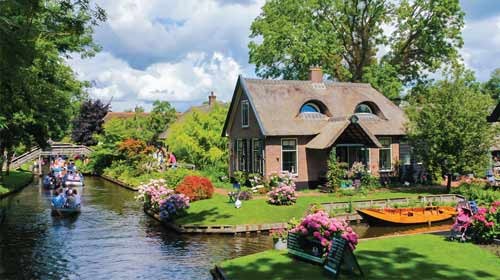 Giethoorn là một ngôi làng nằm cách Amsterdam khoảng 120km về phía Đông Bắc, được thành lập bởi những người tị nạn đến từ vùng Địa Trung Hải, vào những năm 1230. Tương truyền rằng, khi lần đầu tiên đặt chân đến đây, họ đã rất ngạc nhiên bởi một số lượng lớn sừng dê còn sót lại sau một trận lụt lớn, đó là lý do tại sao nơi này được đặt tên là Giethoorn - tiếng Hà Lan nghĩa là sừng dê.