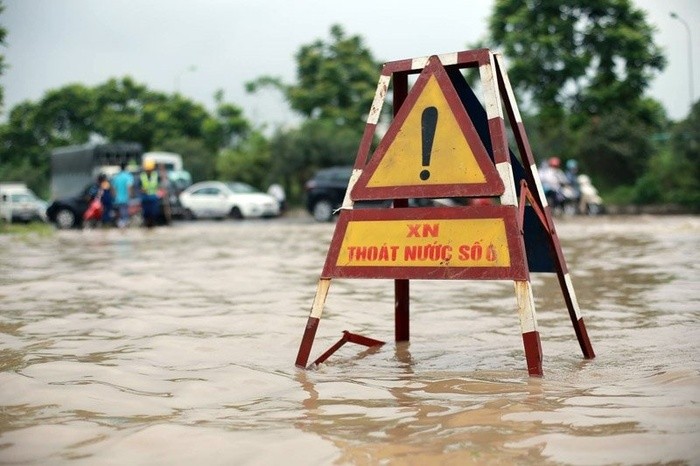 Đại Lộ Thăng Long Trận mưa lớn vào sáng ngày 13/7 vừa qua rơi đúng vào giờ cao điểmđã khiến nhiều đoạn đường ở Hà Nội ngập nặng. Đại lộ Thăng Long đoạn giao cắt với Thiên đường Bảo Sơn ngập gần mét. Tại nút giao Thiên Đường Bảo Sơn với Đại lộ Thăng Long đến 10h sáng vẫn trong tình trạng ngập úng khiến việc đi làm của người dân gặp khó khăn.