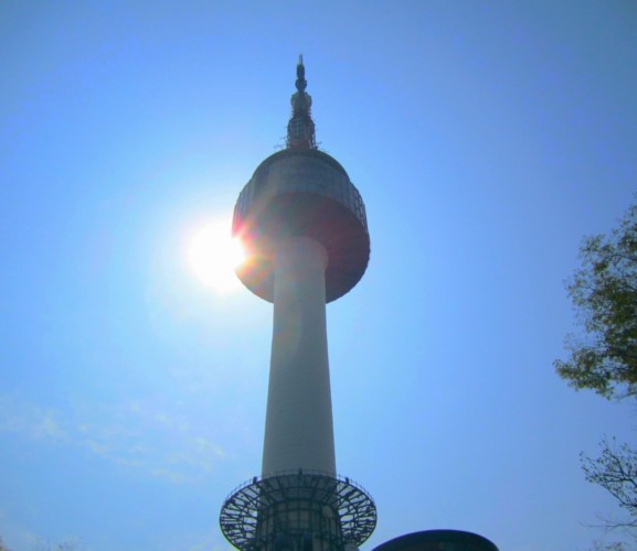 Đỉnh tháp truyền hình Namsan nằm giữa trung tâm và là nơi cao nhất thành phố, là  điểm du lịch không thể bỏ qua khi tới Seoul. Nơi đây còn nổi tiếng với hàng ngàn ổ khóa tình yêu, từng là trường quay của rất nhiều bộ phim Hàn Quốc.