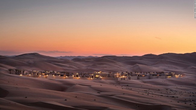 Bên trong khuôn viên  khách sạn Qasr Al Sarab có tất cả những gì bạn có thể mong đợi từ một khu biệt thự nghỉ dưỡng cao cấp của Các Tiểu vương quốc Ả Rập Thống nhất giàu có: từ nội thất sang trọng, hồ bơi riêng, nhà hàng xa xỉ cùng khu spa đầy đủ tiện nghi. Nhưng bên ngoài các bức tường, nơi đây có một khung cảnh riêng ít khách sạn nào có thể sánh kịp: Vẻ đẹp của sự trống trải vô tận.