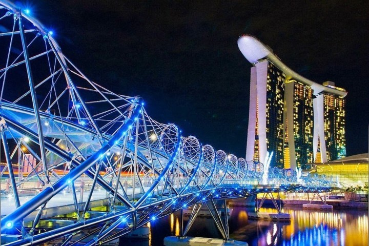 Cầu Helix, Marina Bay, Singapore. Singapore được biết đến với kiến trúc công nghệ cao và cầu không phải là ngoại lệ. Tuy nhiên, có một  cây cầu đặc biệt nổi bật thu hút du khách từ khắp nơi trên thế giới đó là cầu Helix. Vào ban đêm, cầu được chiếu sáng bằng đèn điện màu xanh làm cho nó vốn đã đẹp lại càng lung linh hơn.