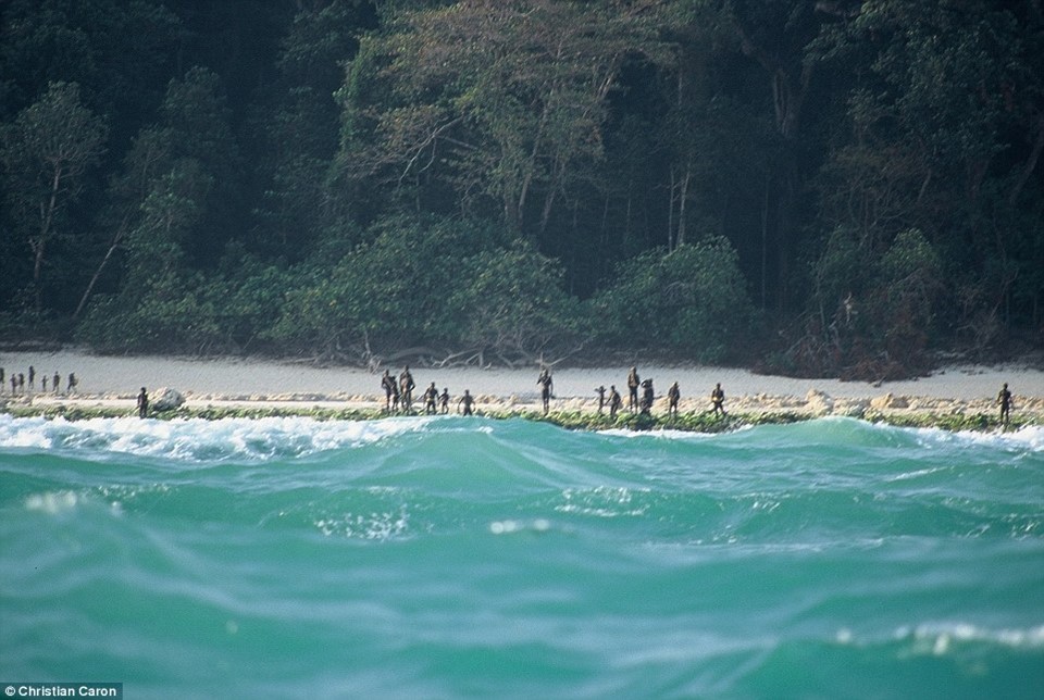 Đảo North Sentinel, quần đảo Andaman, Ấn Độ: Bộ tộc sinh sống trên đảo sống biệt lập, không hề tiếp xúc với thế giới bên ngoài. Bất kỳ ai tới gần bãi biển đều bị tấn công. Chính phủ Ấn Độ đã quyết định cấm các tàu thuyền tiếp xúc nơi này để đảm bảo an toàn cho cả hai phía. Ảnh: Daily Mail.