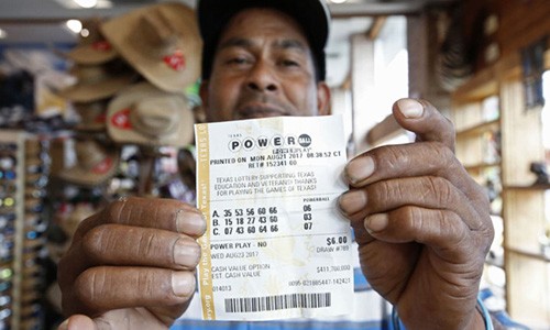 Cơn sốt mua vé số Powerball để trúng 700 triệu USD “càn quét” nước Mỹ