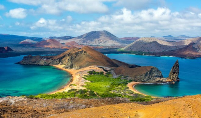 Quần đảo Galapagos Hệ sinh thái cực kỳ đa dạng của quần đảo Galapagos đã giúp nhà khoa học Charles Darwin phát triển thuyết chọn lọc tự nhiên, nhưng nơi đây ngày càng chịu ảnh hưởng bởi các tác động từ bên ngoài. Tổ chức UNESCO đã đưa quần đảo này vào danh sách những di sản gặp nguy hiểm từ năm 2007. Nhằm bảo vệ sinh vật hoang dã trên đảo, nhiều quy định đã được ban hành bao gồm yêu cầu du khách tham quan phải đi theo đoàn có hướng dẫn viên.