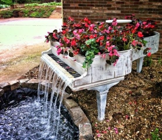 Chủ nhà đã thể hiện sự khéo léo và sáng tạo của mình bằng cách cải tạo cây đàn piano cũ trở thành một  đài phun nước nho nhỏ và lãng mạn với đầy hoa thơm.