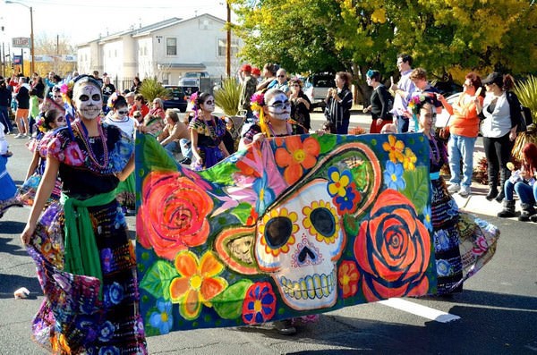 Dia De Los Muertos – Lễ hội của những người chết tại Mexico.  Lễ hội này thường được tổ chức vào tháng 11 hàng năm. Vào dịp này, người dân thường ghé các nghĩa trang, nơi người thân của họ đang được chôn cất. Họ dùng hoa cúc vạn thọ, nến để trang trí quanh mộ và mang theo các món đồ chơi dành cho trẻ em đã chết, rượu tequila dành cho linh hồn người lớn. Sau đó, mọi người trong gia đình sẽ ngồi quanh các ngôi mộ, vừa ăn những món mà người chết khi còn sống ưa thích vừa trò chuyện vui vẻ hoặc cầu nguyện.