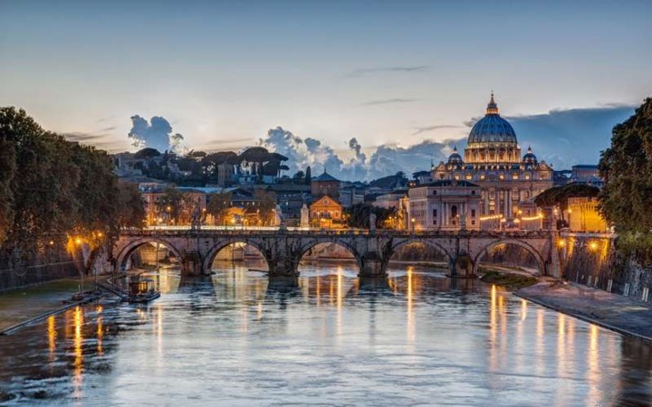 Rome, Italy: Rome nổi tiếng là một thành phố đi bộ, vì thế đây là  điểm đến rất lý tưởng vào mùa thu. Tháng 9 là thời điểm thời tiết dễ chịu lại không phải mùa du lịch cao điểm nên bạn có thể thoải mái chiêm ngưỡng các thắng cảnh và mua sắm ở đây.