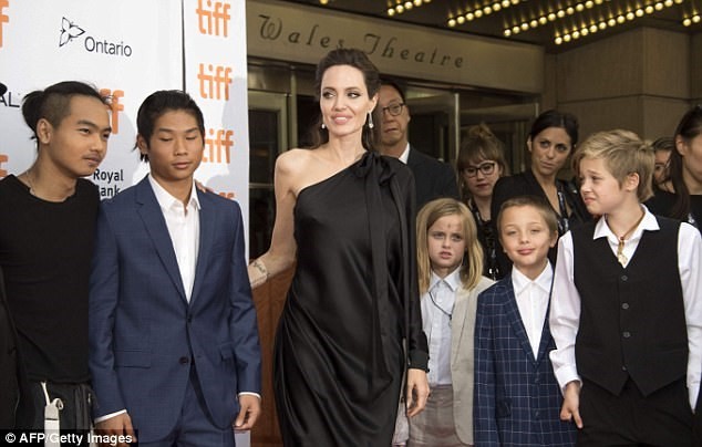 Minh tinh nổi tiếng  Angelina Jolie đang tất bật với các hoạt động nằm trong sự kiện LHP quốc tế Toronto.