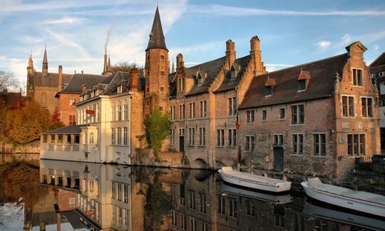 Bruges - "Venice" của phương Bắc. Từng là trung tâm thời kỳ trung cổ cùng với kệ thống kênh chằng chịt, không có gì ngạc nhiên khi thị trấn sô-cô-la nổi tiếng Bruges của Bỉ được mệnh danh là "Venice của phương Bắc". Mặc dù không có thuyền Goldola, song  phiên bản của Venice này vẫn luôn tấp nập du khách thăm thú trên các kênh rạch bằng những chiếc thuyền sơn trắng đặc trưng của thành phố.