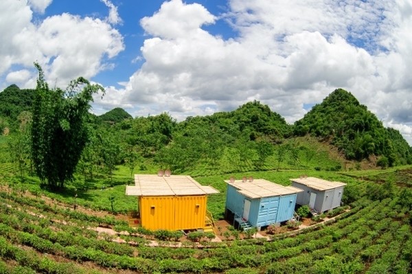 Mộc Châu Arena Village, Mộc Châu Nằm ở khu nông trường Mộc Châu cách trung tâm thị trấn khoảng 5 km, Mộc Châu Arena Village được xây dựng trên một triền đồi và là một tổ hợp nhà hàng, quán bar, nhà sàn và bungalow container. Bên trong container được thiết kế đầy đủ các vật dụng cần thiết như giường ngủ, đệm ngồi, bàn uống nước và nhà tắm... đặc biệt ngay sau  nhà nghỉ Mộc Châu Arena Village, bạn có thể ngắm nhìn đồi chè, vườn mận.