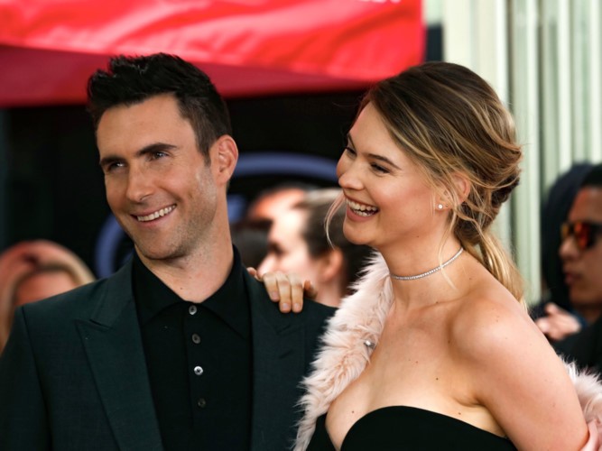 Adam Levine và người mẫu Behati Prinsloo kết hôn vào năm 2014. Con đầu lòng của cả hai tên là Dusty Rose, hơn 1 tuổi và hiện tại, bà xã của nam diễn viên đang mang bầu con thứ hai. Dù chênh nhau 10 tuổi nhưng hai  sao Hollywood này có cuộc sống hôn nhân khá hạnh phúc.