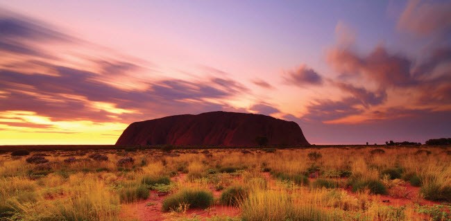 1. Outback, Australia Với diện tích gần 6,5 triệu km2 và dân số chỉ 60.000 người, du khách gần như không gặp được người dân địa phương khi tới vùng Outback. Nhưng  địa điểm hẻo lánh này có nhiều phong cảnh đẹp như Ayers Rock, Red Centre và King’s Canyon.