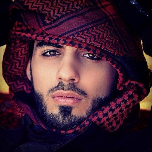  Omar Borkan Al Gala là một hiện tượng mạng nổi lên nhờ truyền thông quá đá và hiệu ứng đám đông. Tháng 4/2013 , cả thế giới xôn xao trước tin anh chàng bị trục xuất khỏi Ả rập bởi quá đẹp trai khiến mọi người tò mò về nhan sắc của người đàn ông tuyệt sắc này. Với tốc độ lan truyền chóng mặt, Omar Borkan nhanh chóng có tới 1 triệu fan hâm mộ.